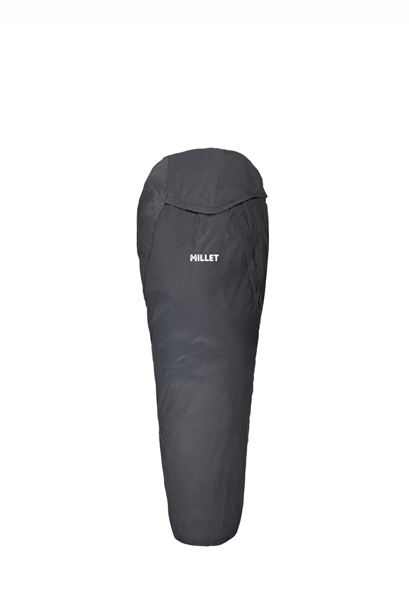 Dunkelgrauer Mumien-Schlafsack mit Kapuze und dem zentralen "MILLET"-Logo auf der Vorderseite vor weißem Hintergrund.
