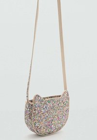 Geantă crossbody sclipitoare cu un design cu urechi de pisică, având o textură roz și multicoloră strălucitoare, completată de o curea și marginile bej.