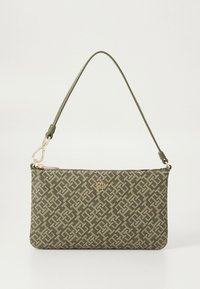 Grøn mønstret clutch-taske med tekstureret stof. Har en tynd, glat skulderrem og guldfarvede metaldele. Lynlås lukning.