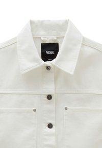 Witte denim jas met een kraag, knoopsluiting aan de voorkant en twee borstzakken met drukknoopsluiting. Label zegt "Vans," maat small.
