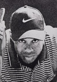 Impresión gráfica en blanco y negro que presenta una figura con una camisa a rayas y una gorra negra con el logo blanco de Nike, con una expresión concentrada.