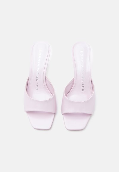 Ζευγάρι ανοιχτών σανδαλιών σε απαλό ροζ χρώμα με τετράγωνη μύτη και λογότυπο "Sophia Webster" στα εσωτερικά πέλματα, απεικονιζόμενα από πάνω σε λευκό φόντο.