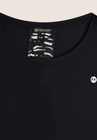 T-shirt nera con collo rotondo, morbida al tatto e un piccolo logo bianco "FY" sul davanti. Etichetta con motivo in bianco e nero sul retro.