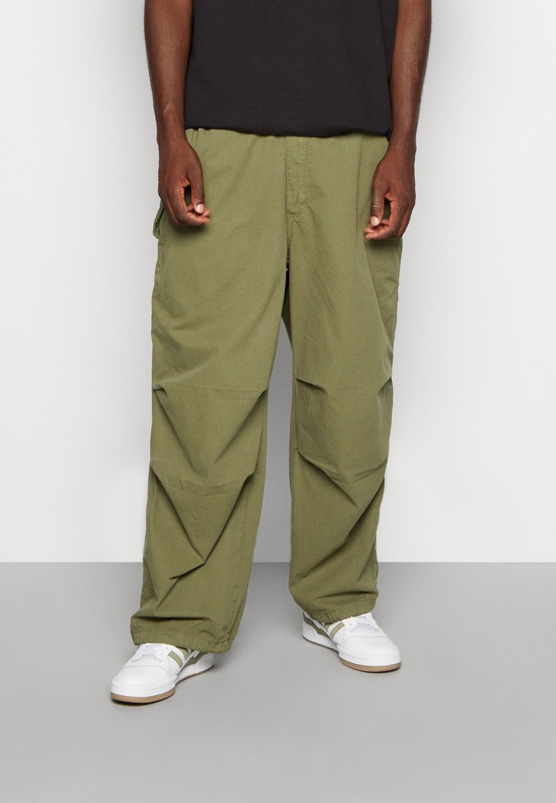 BDG Urban Outfitters CHUTE BAGGY TECH PANT Stoffhose khaki Zalando.de
