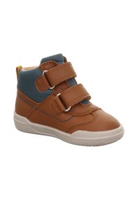 Chaussure montante pour enfants en cuir marron avec accents en textile bleu et deux bandes Velcro ajustables. Semelle en caoutchouc blanc avec détails de surpiqûres.
