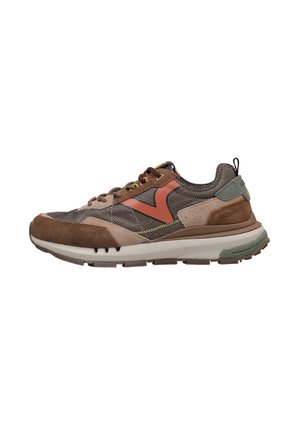 Zapatilla marrón y beige con logo V naranja, parte superior de malla y ante, suela blanca y detalle verde en el talón, mostrada de lado.
