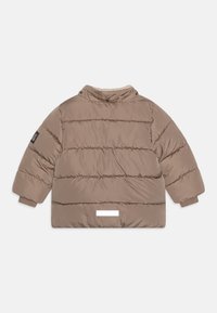 Veste rembourrée marron avec un col montant, des poignets élastiques et un patch rectangulaire dans le dos. Présente des lignes horizontales cousues pour l'isolation.