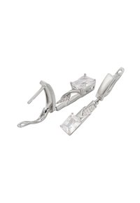 Orecchini in argento con pietre trasparenti rettangolari e dettagli in metallo texturizzato. Linee pulite con un design contemporaneo e chiusure sicure.