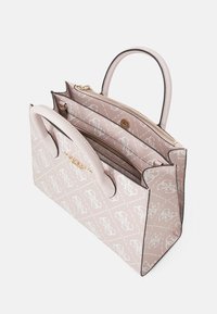 Sac à main en cuir rose avec quincaillerie dorée, design matelassé mettant en avant un motif de logo entrelacé, et doubles anses supérieures. Un compartiment avec fermeture éclair.