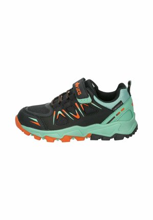 Schwarz-türkisfarbener Outdoor-Sportschuh mit orangefarbenen Akzenten, robuster Sohle und Klettverschluss.