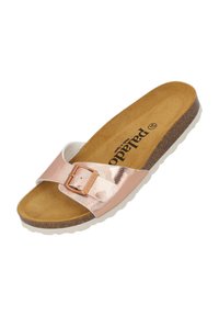 Sandalo a fascia con una brillante fascia in oro rosa, dettaglio della fibbia, soletta in suede color tan e suola bianca testurizzata, con base in sughero.