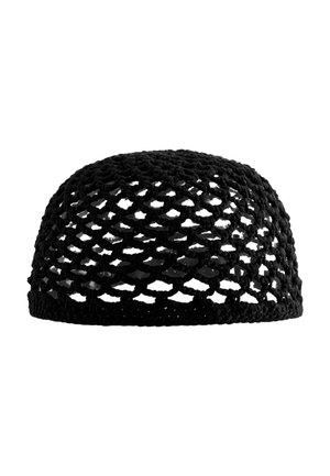 Calotte noire en crochet avec un motif à maille ouverte, forme arrondie et texture tricotée visible, présentée sur un fond blanc.