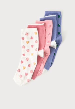 Vier paar gevouwen sokken in wit, roze, lichtroze en paars, elk versierd met kleine hartjespatronen in verschillende kleuren.