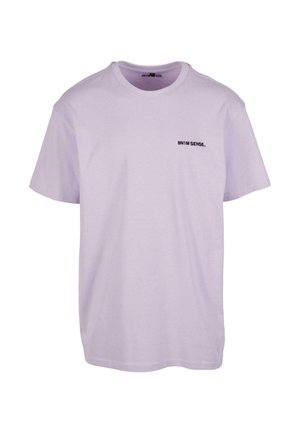 Liliowa bawełniana koszulka z okrągłym dekoltem i krótkimi rękawami. Posiada małe czarne logo "9N1M SENSE." na lewej części klatki piersiowej.