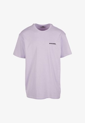 Liliowa bawełniana koszulka z okrągłym dekoltem i krótkimi rękawami. Posiada małe czarne logo "9N1M SENSE." na lewej części klatki piersiowej.