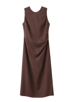 Robe midi marron sans manches avec encolure ronde et subtil détail drapé sur le côté sur fond blanc.
