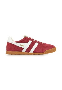 Zapatilla de ante roja con franjas de cuero blanco y logotipo dorado. Presenta una suela de goma texturizada para mayor tracción y un diseño clásico de cordones.