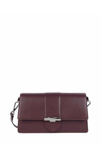 Bordeaux leren clutch met een klep sluiting, zilveren hardware en een afneembare schouderband. Gladde textuur met een strakke, rechthoekige vorm.