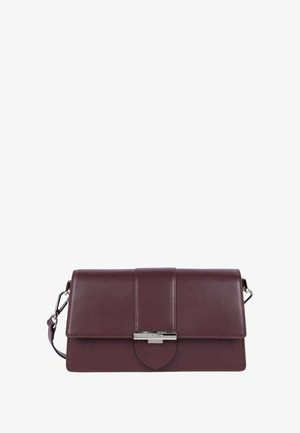 Pochette en cuir bordeaux avec un rabat, quincaillerie en argent et une bandoulière amovible. Texture lisse avec une forme rectangulaire élégante.