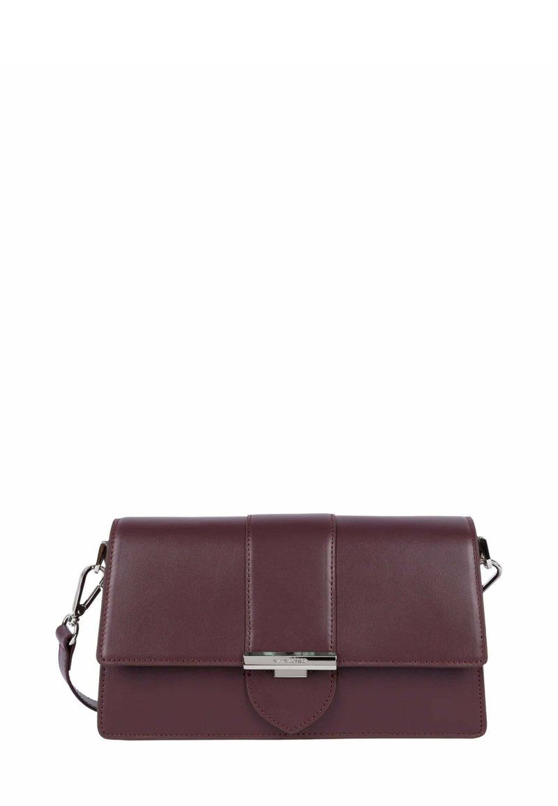 Bordeaux leren clutch met een klep sluiting, zilveren hardware en een afneembare schouderband. Gladde textuur met een strakke, rechthoekige vorm.