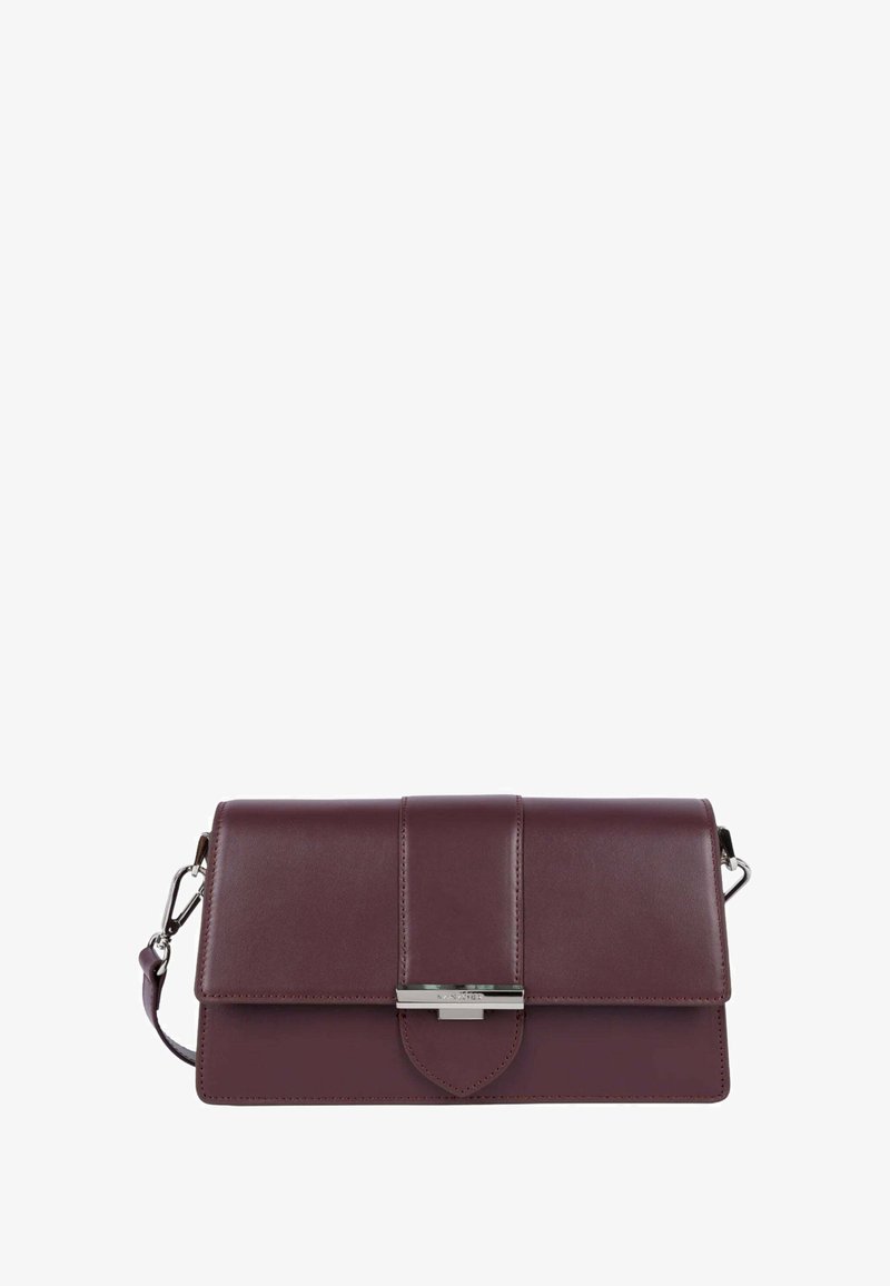 Bordeaux leren clutch met een klep sluiting, zilveren hardware en een afneembare schouderband. Gladde textuur met een strakke, rechthoekige vorm.