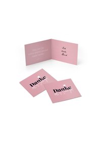 Rózsaszín üdvözlőlap készlet különféle üzenetekkel. A főlap kézzel írott sorokkal és kontrasztos fekete-fehér nyomtatott szöveggel nyílik.