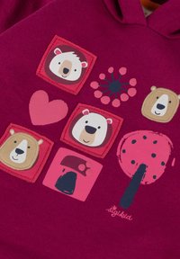 Burgunderfarbener Hoodie mit bunten Tiergrafiken: Bären in quadratischen Patches, einem Herz und einem rosa Baum mit schwarzen Punkten. Weicher Stoff mit verspielten Designs.