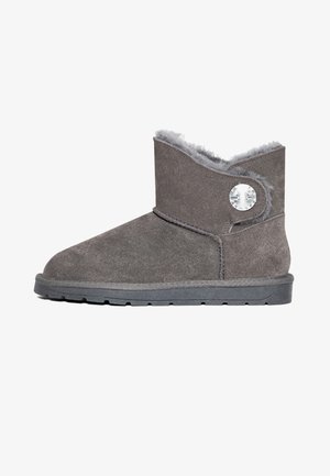 Botín de ante gris con parte superior texturizada, forro gris esponjoso y un acento decorativo de botón. Suela de goma negra plana.