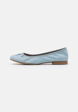 Ballerine en daim bleu clair avec petit nœud sur l'avant arrondi et petit talon en bois, vue de profil sur fond blanc.