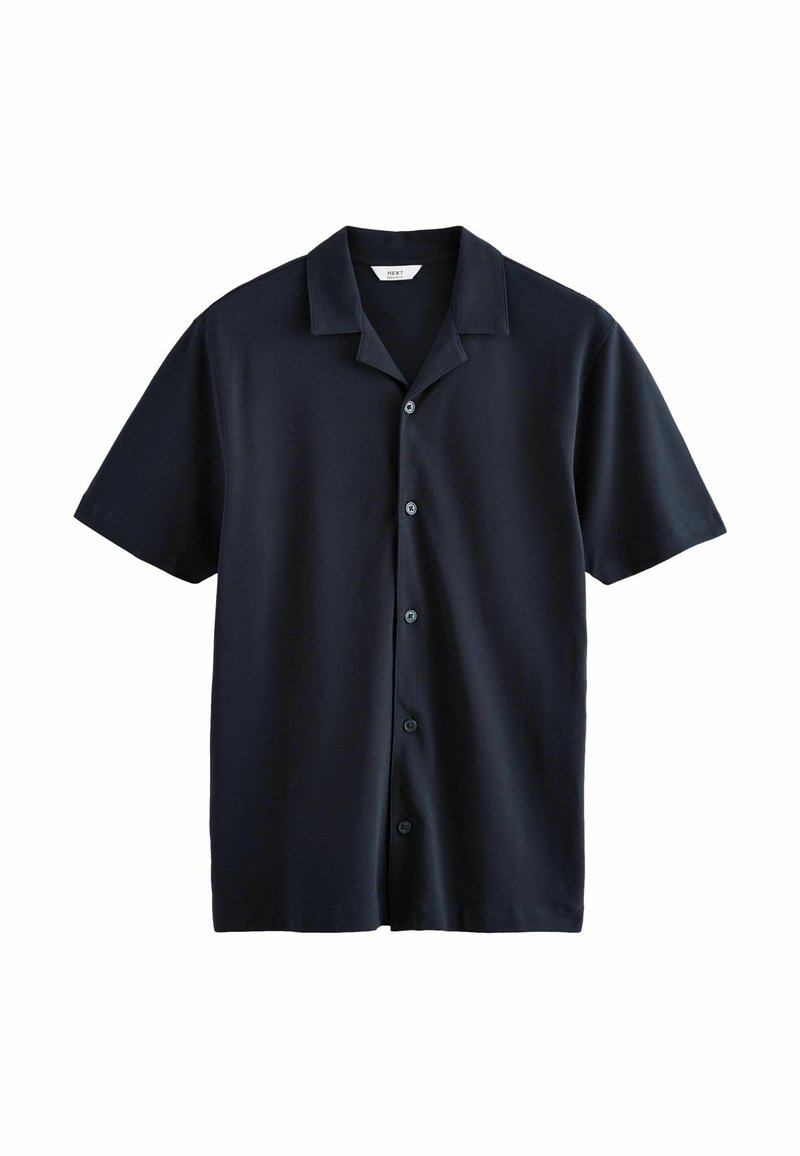 Camisa negra de manga corta con cuello, hecha de una tela suave. Presenta un cierre de botones en la parte delantera y un corte relajado.