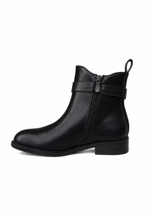 Bottine noire en cuir avec fermeture éclair latérale, détail de sangle, petit talon empilé et languette à l'arrière sur fond blanc.