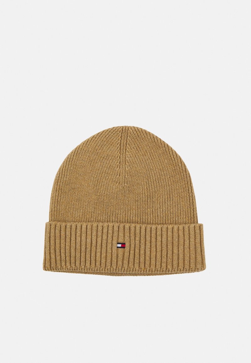 Bonnet en maille côtelée couleur camel avec revers et petit logo rectangulaire rouge, blanc et bleu au centre devant.