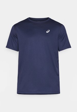 Ναυτικό μπλε αθλητικό T-shirt από ελαφρύ, λείο ύφασμα; διαθέτει στρογγυλή λαιμόκοψη και ένα μικρό λευκό λογότυπο στην επάνω αριστερή πλευρά.