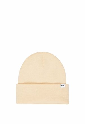 Gorro de punto color crema con el borde vuelto y un pequeño parche con el logotipo, sobre un fondo blanco.