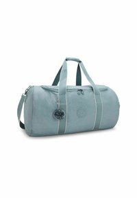 Teal stoffen sporttas met contrasterende witte strepen, dubbele handvatten, een afneembare schouderband en een pompon sleutelhanger detail.