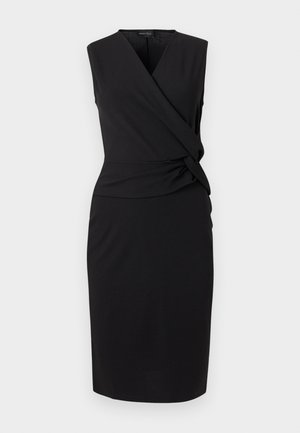 Robe noire sans manches jusqu'aux genoux, avec un décolleté en V, un corsage style portefeuille, une taille ajustée et un détail discret de drapé sur le côté.