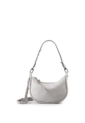 Hellgraue, lederne, halbmondförmige Schultertasche mit Reißverschluss, abnehmbarem Ketten- und Lederriemen sowie dezent geprägt"em Markenlogo.