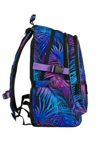 Zaino caratterizzato da un vivace motivo di foglie tropicali blu e viola su uno sfondo nero, con molteplici scomparti con zip e spallacci regolabili.