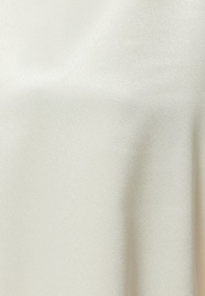 Kremowa satynowa tkanina o gładkiej, błyszczącej teksturze z delikatnymi odbiciami światła, charakteryzująca się minimalistycznym wzornictwem bez wzorów czy akcentów.