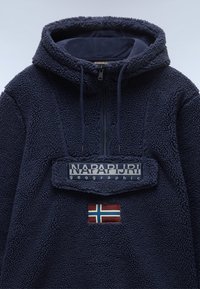 Felpa con cappuccio in pile blu navy con colletto zip, caratterizzata da una finitura texturizzata, una toppa con logo e un piccolo accento della bandiera norvegese.