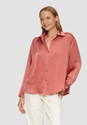 Satin blouse met lange mouwen in zachtroze met een knoopsluiting aan de voorkant en een puntig kraag. Heeft een ontspannen pasvorm en manchetten.