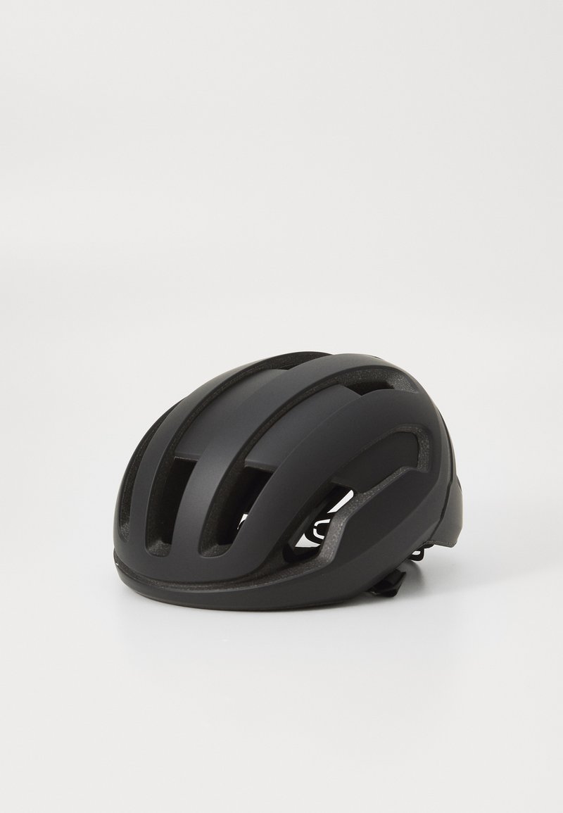 Czarny kask rowerowy o aerodynamicznym kształcie, z wieloma wentylami i matowym wykończeniem. Zawiera regulowany pasek oraz gładkie krawędzie.