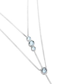 Sølvkæde med fem lyseblå ædelstene i forskellige størrelser, med en glat og poleret finish.