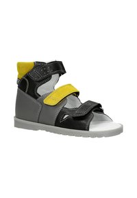 Sandal nera e grigia con dettagli gialli, dotata di due cinghie in velcro, suola in gomma con texture e design open-toe.