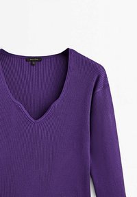 Pull violet à manches longues côtelé avec un col en V et une silhouette ajustée, présenté sur un fond blanc.