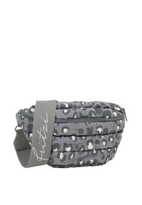 Borsa grigia trapuntata con motivo leopardato, dotata di chiusura zip e di una tracolla grigia con il nome del marchio stampato. Forma compatta e arrotondata.