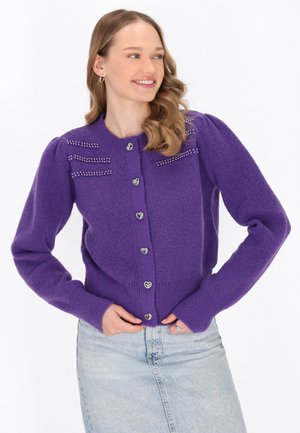 Violetti neulottu villatakki, jossa on pyöreä kaula-aukko, puffatut pitkät hihat, sydämen muotoiset hopeiset napit ja koristeelliset rhinestone-yksityiskohdat hartioilla.