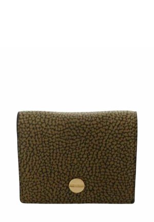 Tekstureret olivengrøn clutch-taske med pebble-design, afrundet logo-accent i guldtoner og rektangulær form.