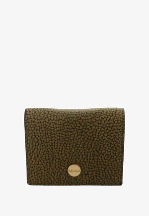 Tekstureret olivengrøn clutch-taske med pebble-design, afrundet logo-accent i guldtoner og rektangulær form.