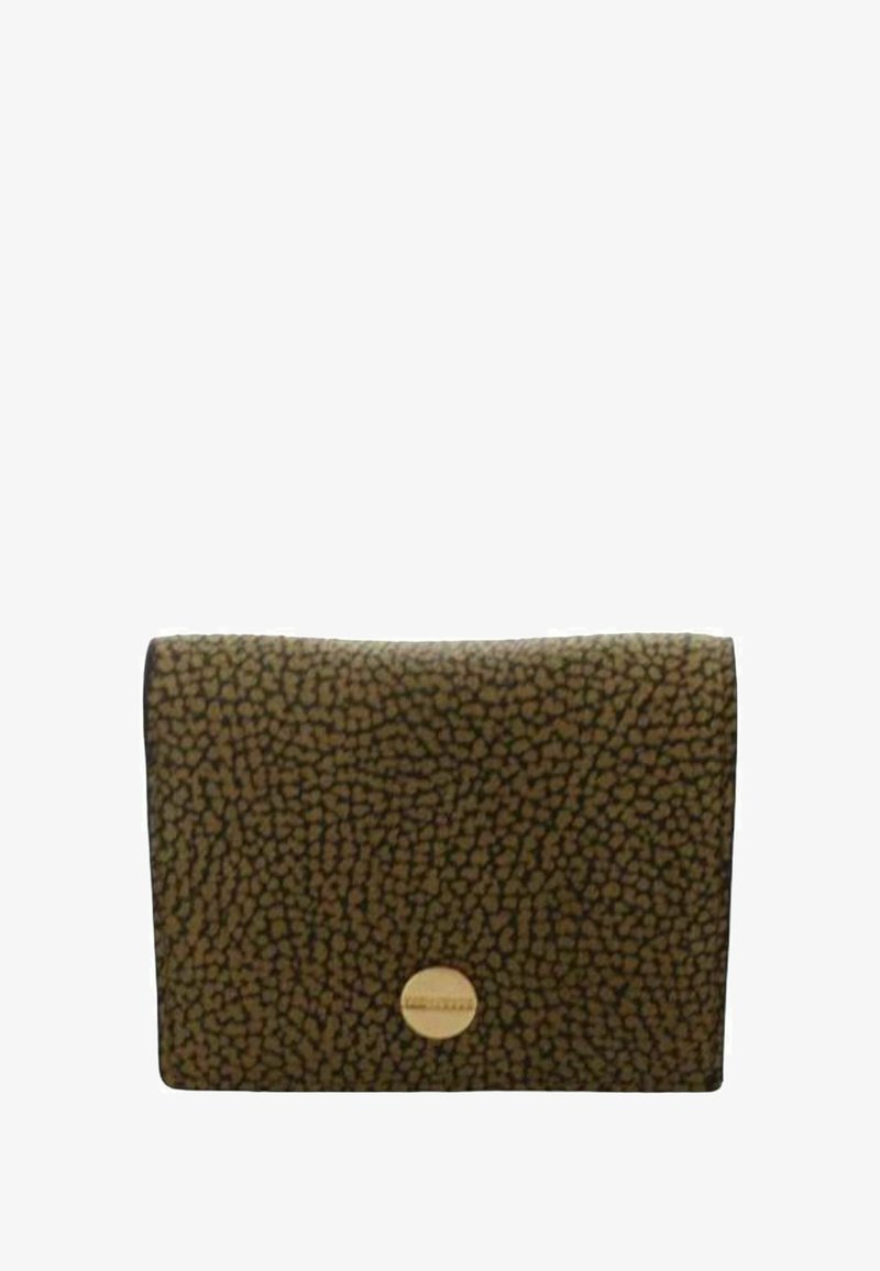 Tekstureret olivengrøn clutch-taske med pebble-design, afrundet logo-accent i guldtoner og rektangulær form.